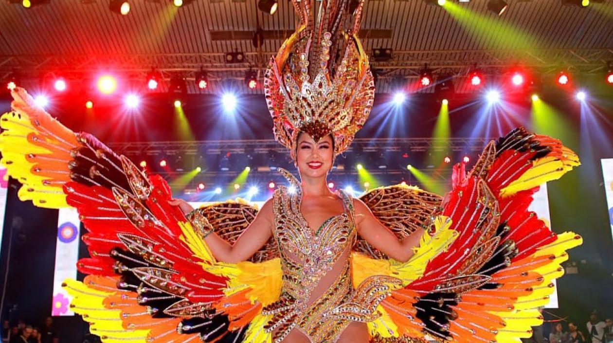 'El Renacer del Carnaval', vestido que lucirá hoy en la gran parada la Reina Valeria Charris.