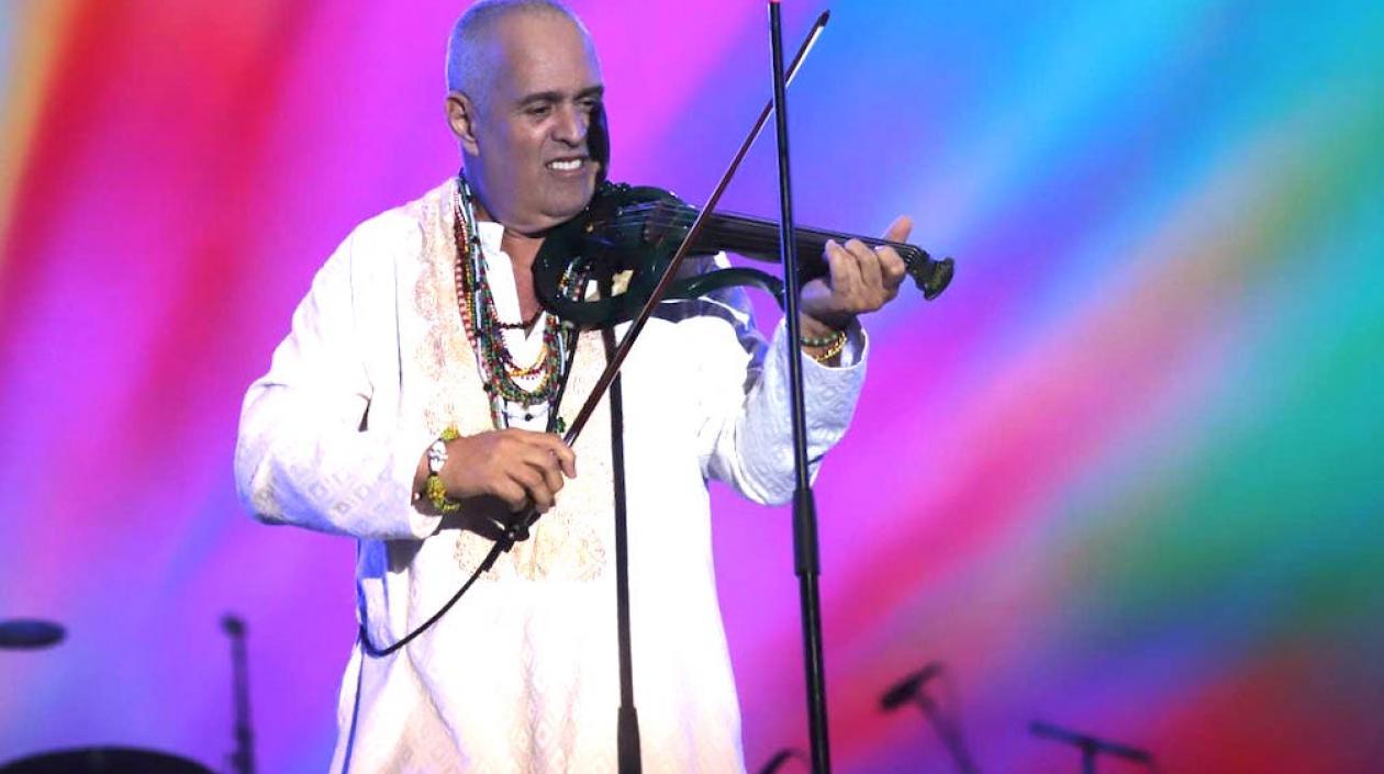 Alfredo De la Fe recibió el reconocimiento a su exitosa trayectoria musical.