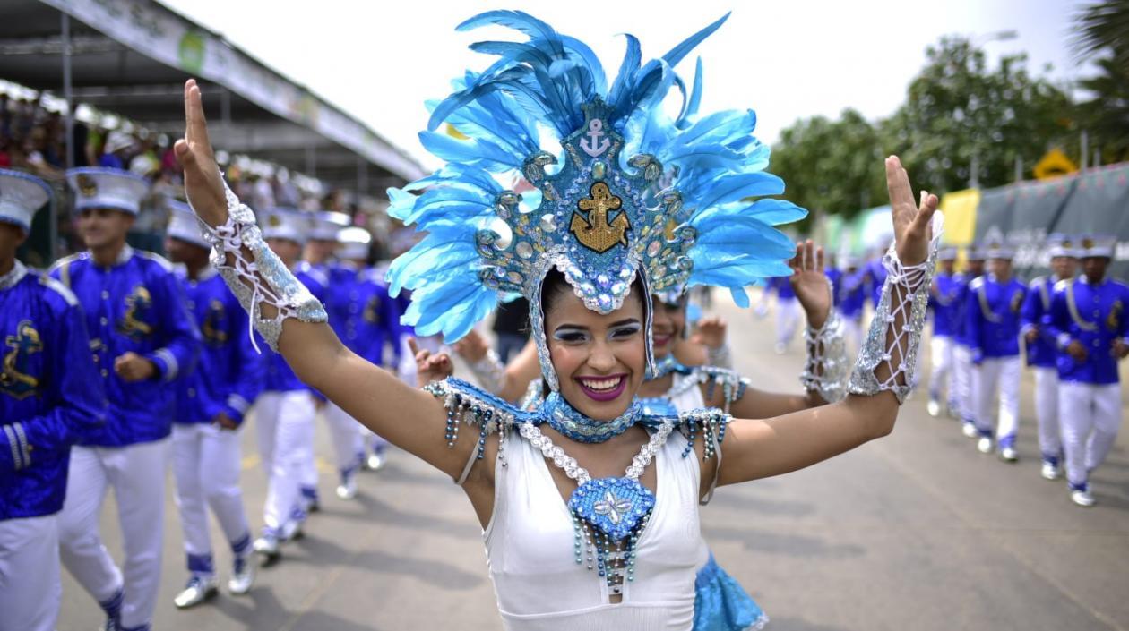 La Armada Nacional con su comparsa.