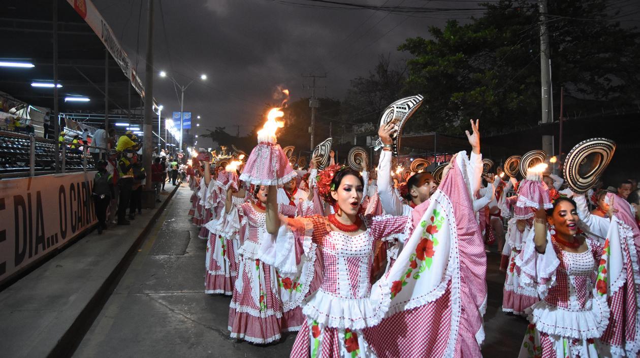 Cumbiamba La Gigantona bailando en la Gran Parada de Tradición 2022