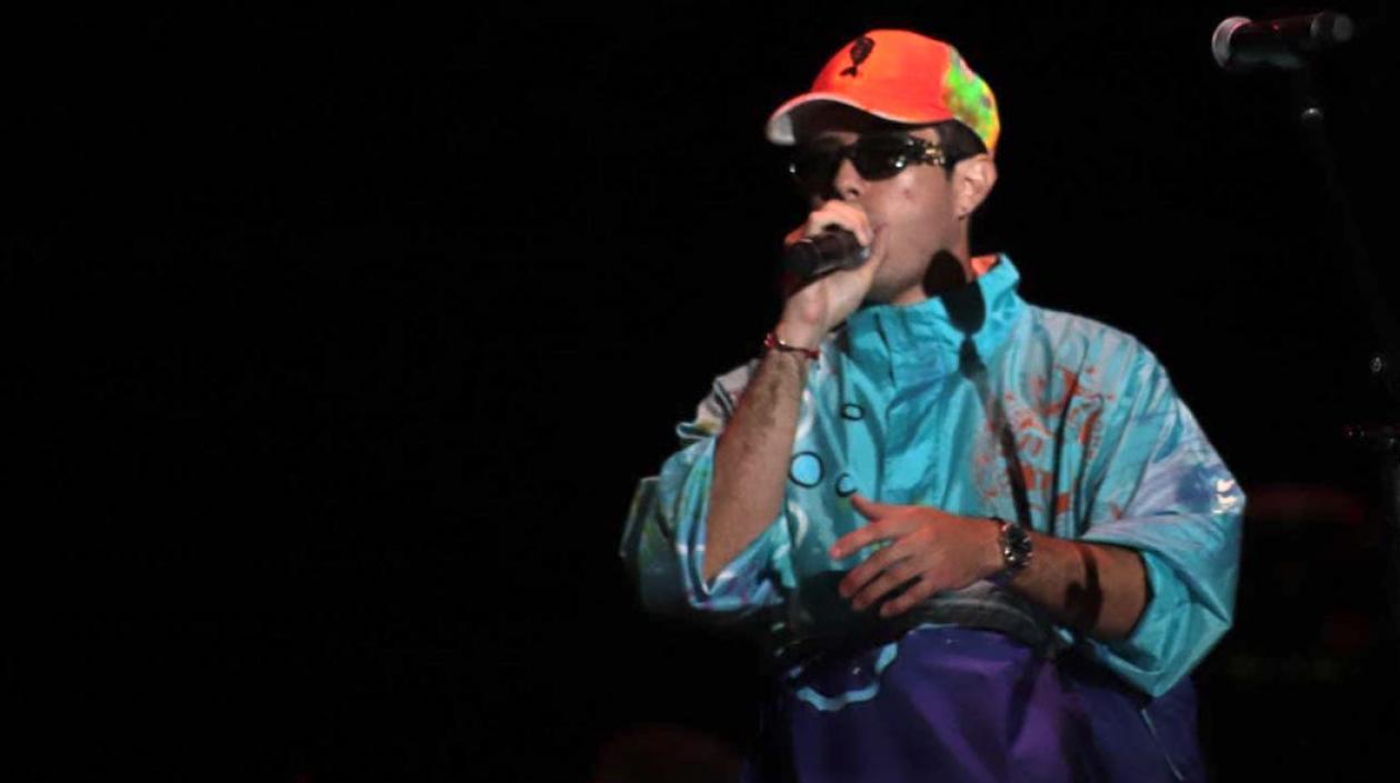 Uno de los artistas en el escenario.