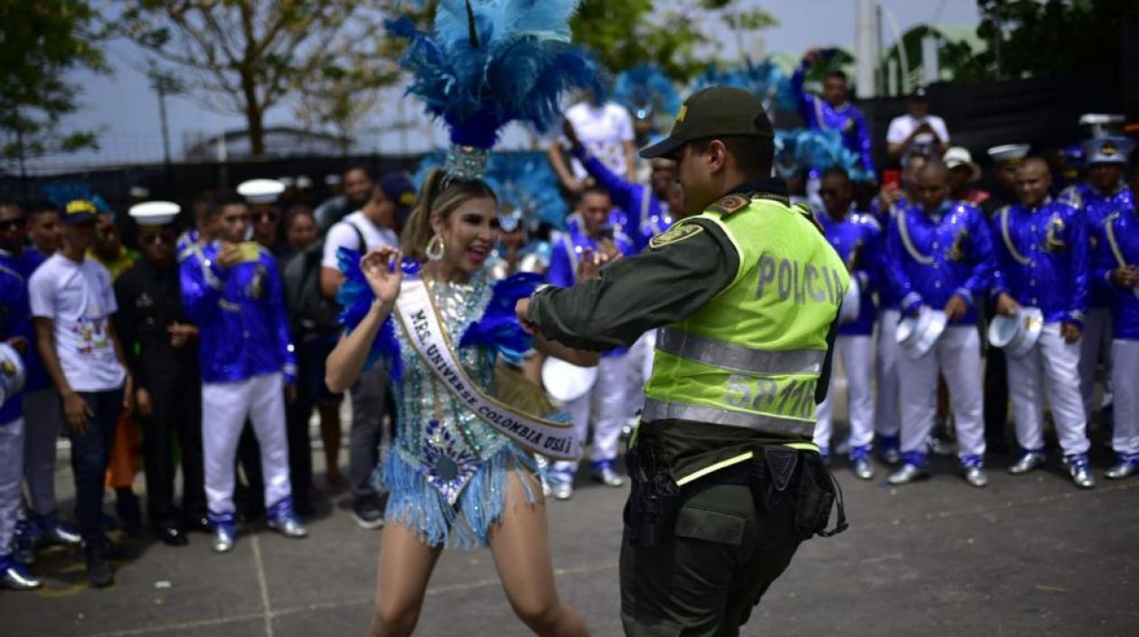 Policía y la soberana de la Armada Nacional.