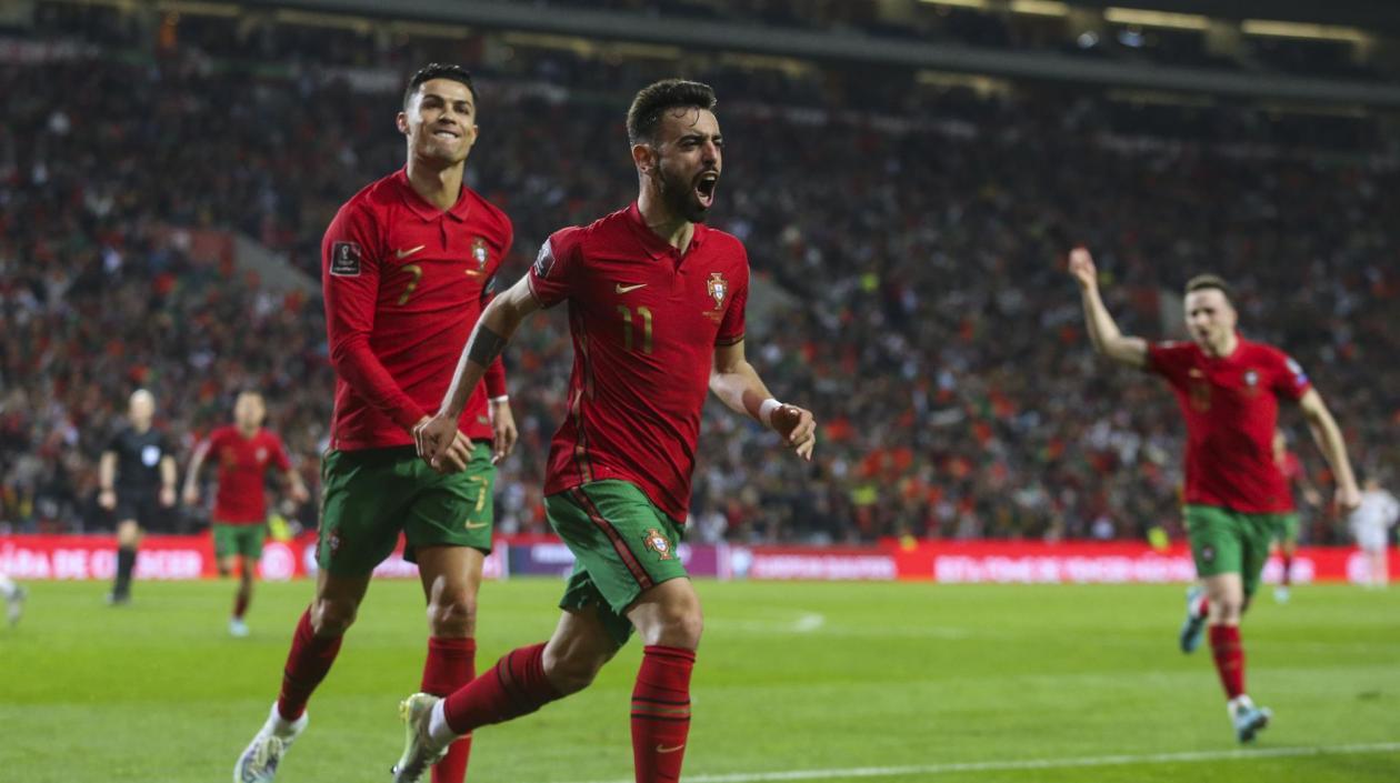 Cristiano Ronaldo celebra con Bruno Fernández. 