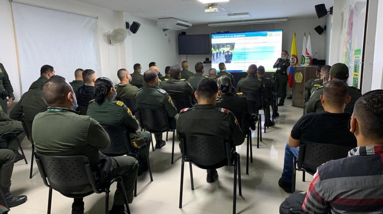 Momentos en que a los policías les realizaron una socialización sobre el nuevo estatuto disciplinario. 