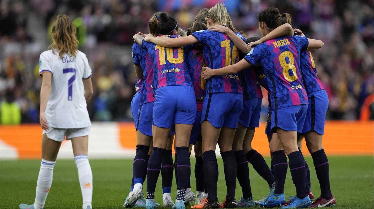 Jugadoras del Barcelona celebran en la goleada. 
