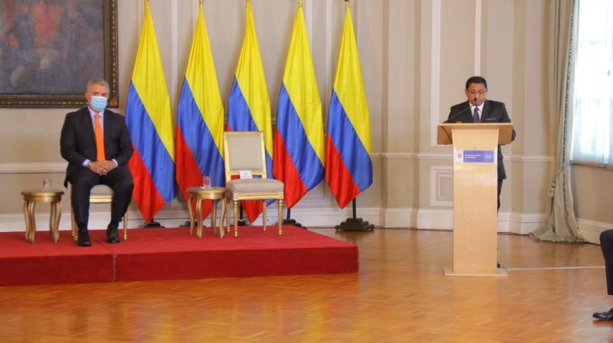 El Presidente Iván Duque y el Director de Función Pública, Nerio José Alvis Barranco, dando a conocer los decretos.