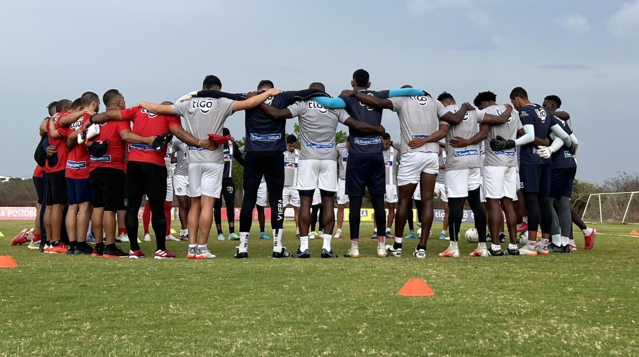 Jugadores de Junior durante el calentamiento. 