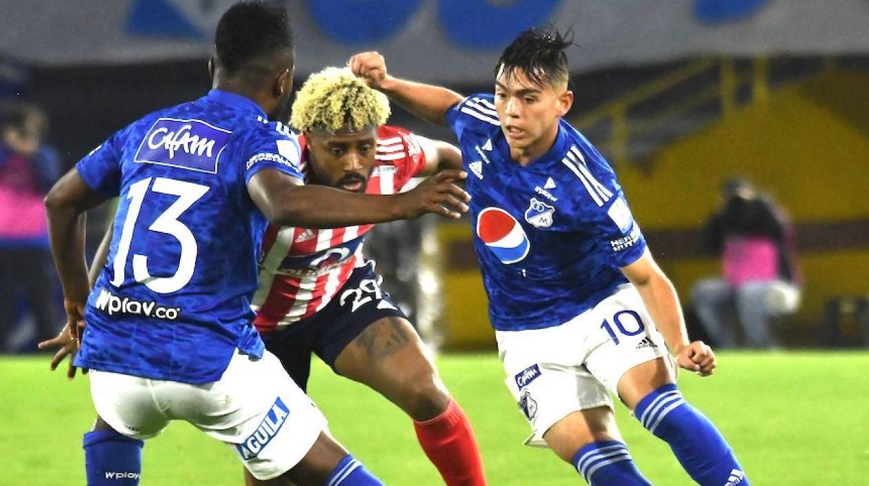 Omar Albornoz intentando eludir la marca de Elvis Perlaza y Daniel Ruiz.