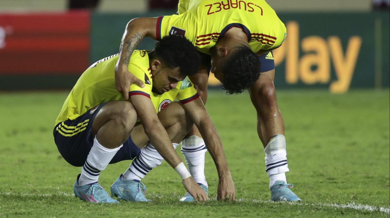 Luis Díaz es consolado por su compañero Luis Suárez. 