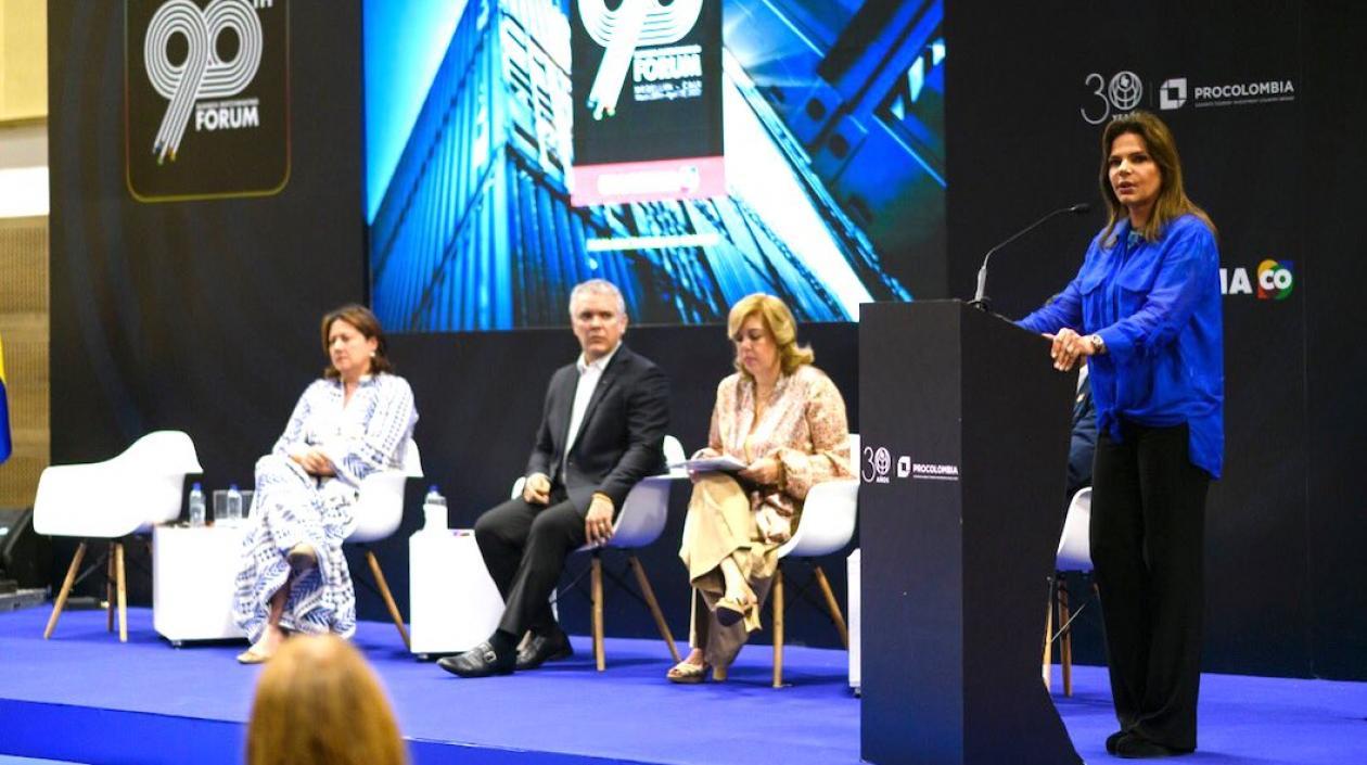 El Presidente Iván Duque y la Directora de Procolombia Flavia Santoro, durante la Macrorrueda 90 en Cali.