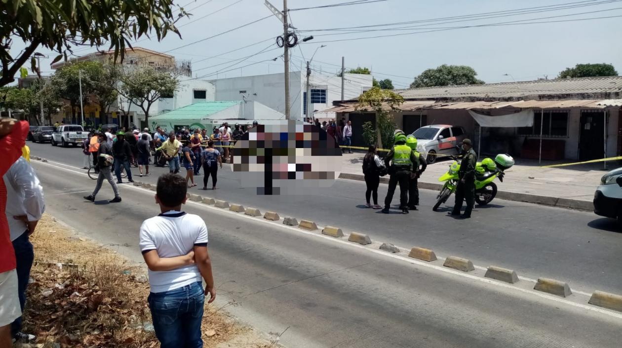 Policías cierran la zona donde ocurrió el homicidio.