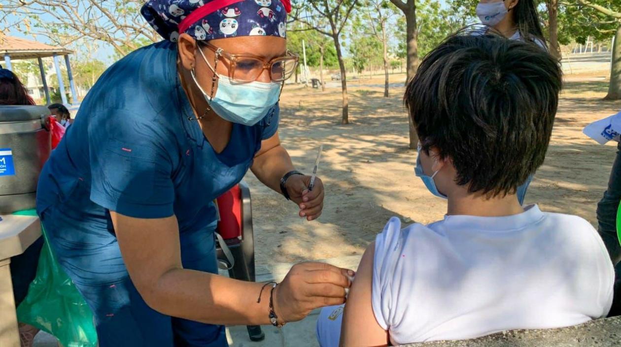 Aplicación de la vacuna a los menores. 