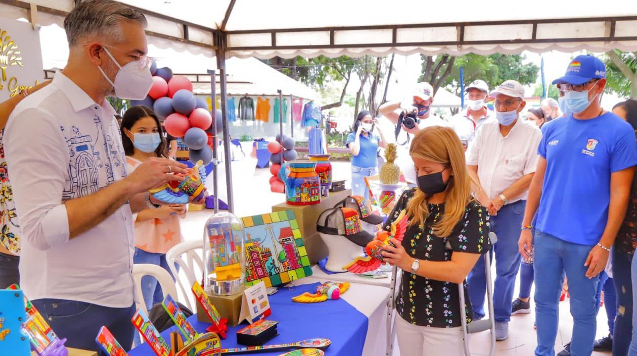 La gobernadora Elsa Noguera en una feria de emprendedores de la comunidad LGBTI+.