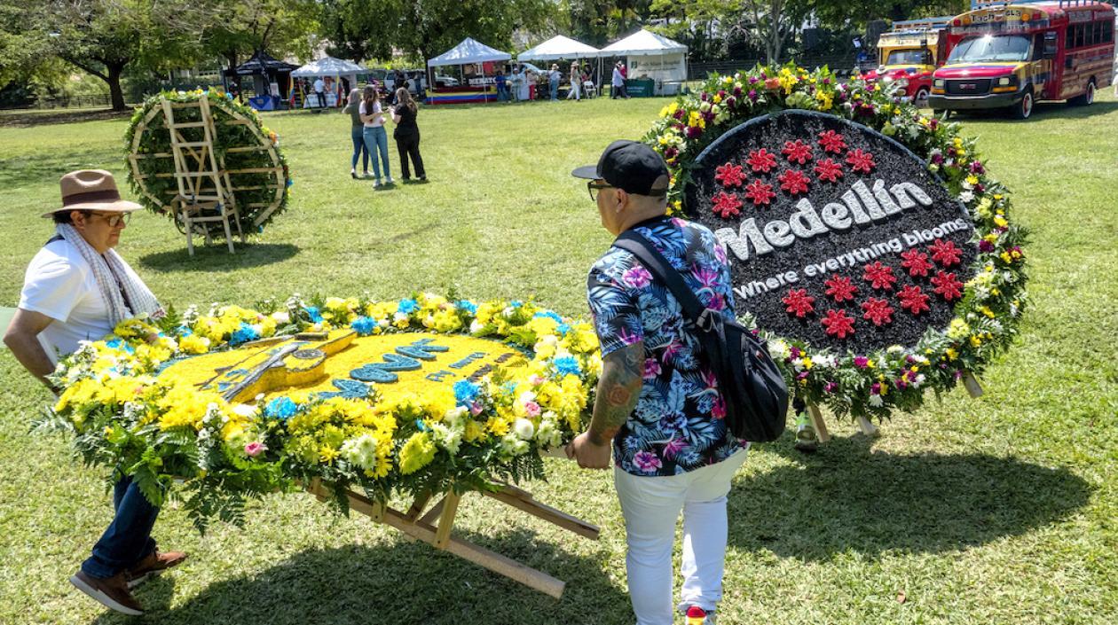 Los tradicionales silleteros en el parque. Al fondo las 2 'chivas'.