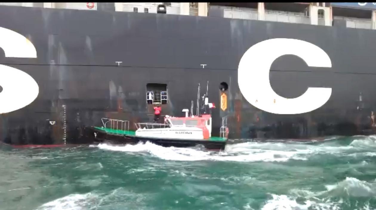 Riesgoso desembarque de un piloto práctico.