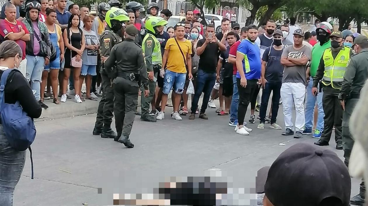 Tendido en la vía quedó el cuerpo del hombre que está sin identificar.