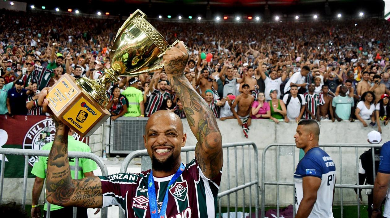Felipe Melo con el trofeo de campeón. 