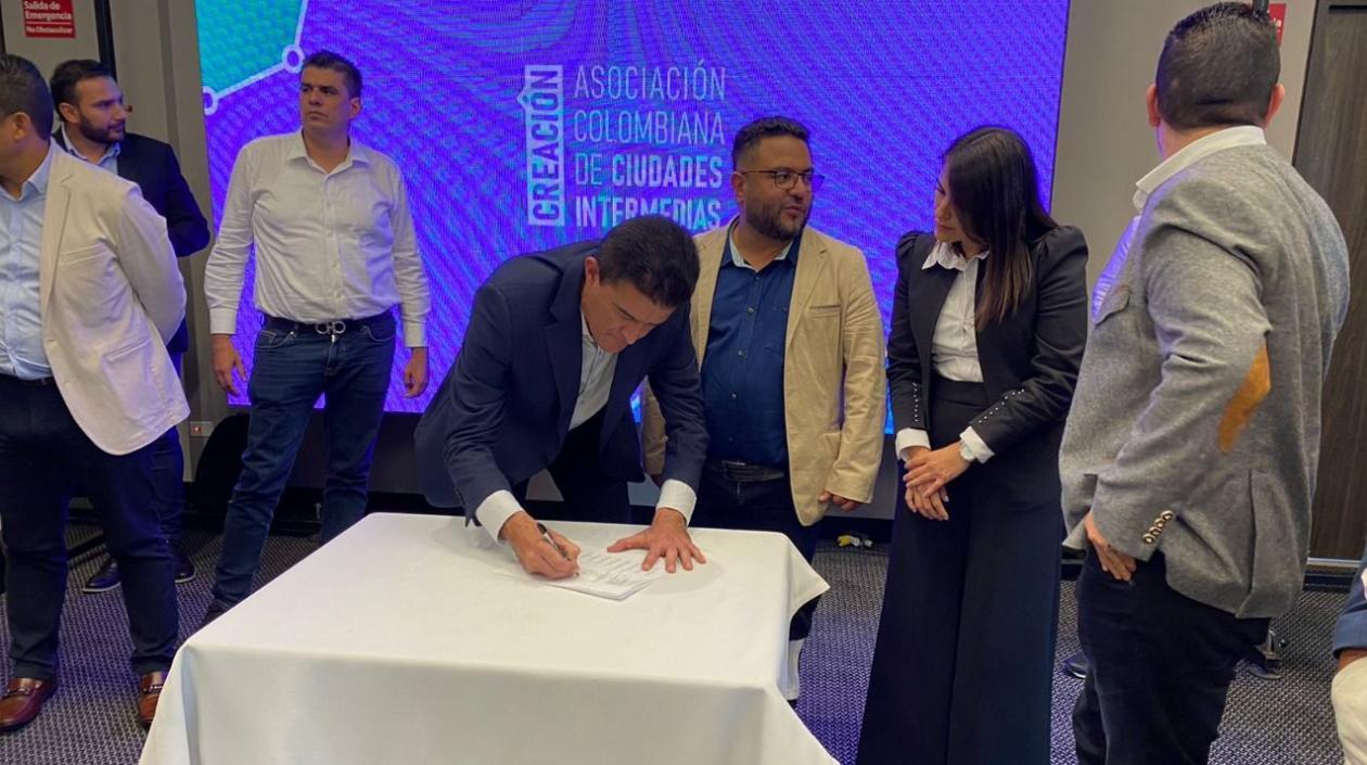 El alcalde Rodolfo Ucrós en el evento que se realizó en el municipio de Rionegro (Antioquia).