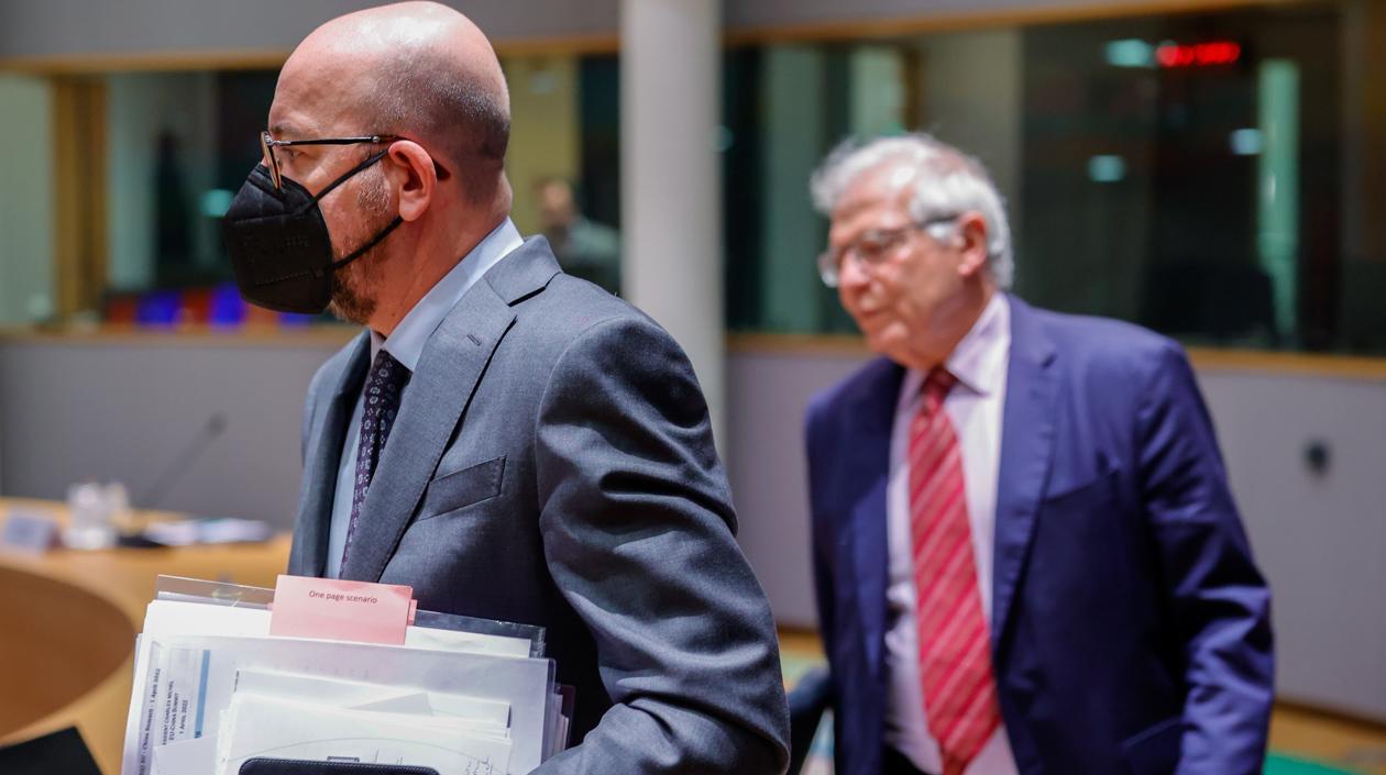 El jefe de la diplomacia europea, Josep Borrell (derecha).