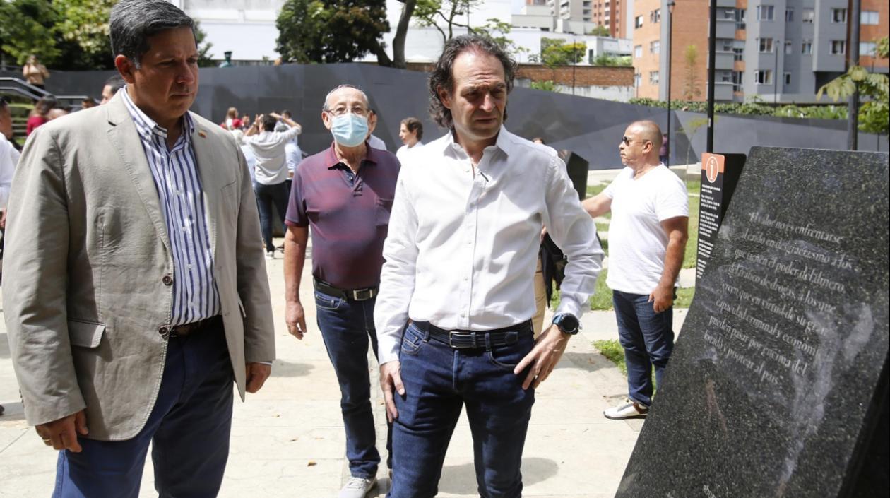 El candidato a la Presidencia de Colombia Federico "Fico" Gutiérrez, junto su fórmula vicepresidencial, Rodrigo Lara Sánchez (i).