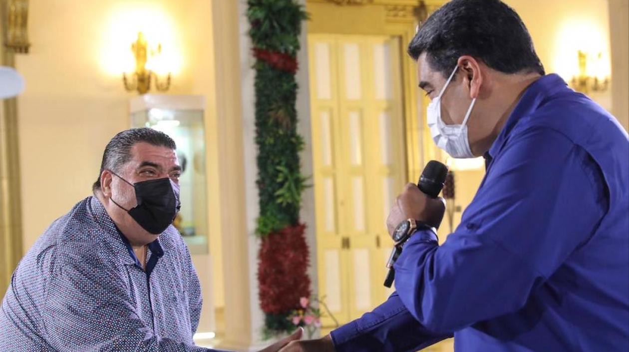 El cantante Maelo Ruiz saludando al Presidente Nicolás Maduro.