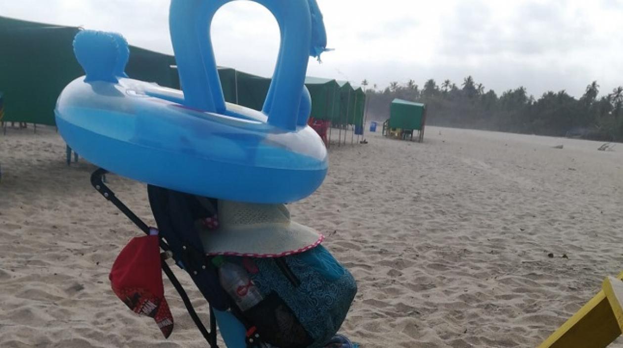 Pertenencias de la mujer y el bebé hallado sin vida en una playa de Santa Marta.