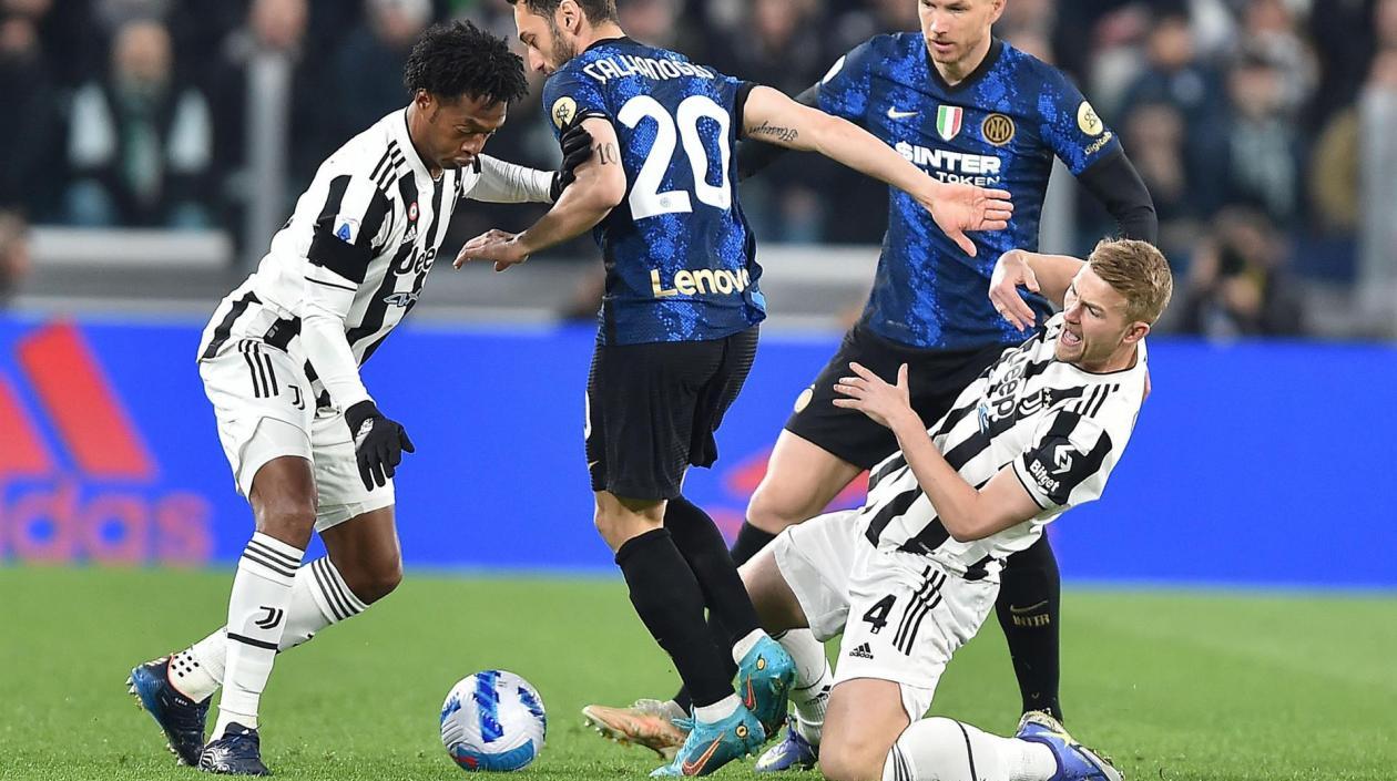 Juan Guillermo Cuadrado en plena acción del partido. 