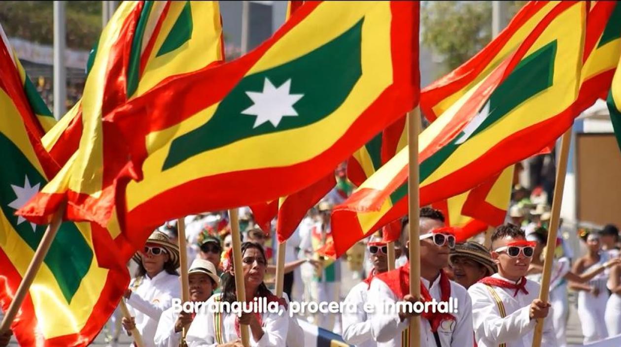 Barranquilleros luciendo orgullosamente la bandera de la ciudad.
