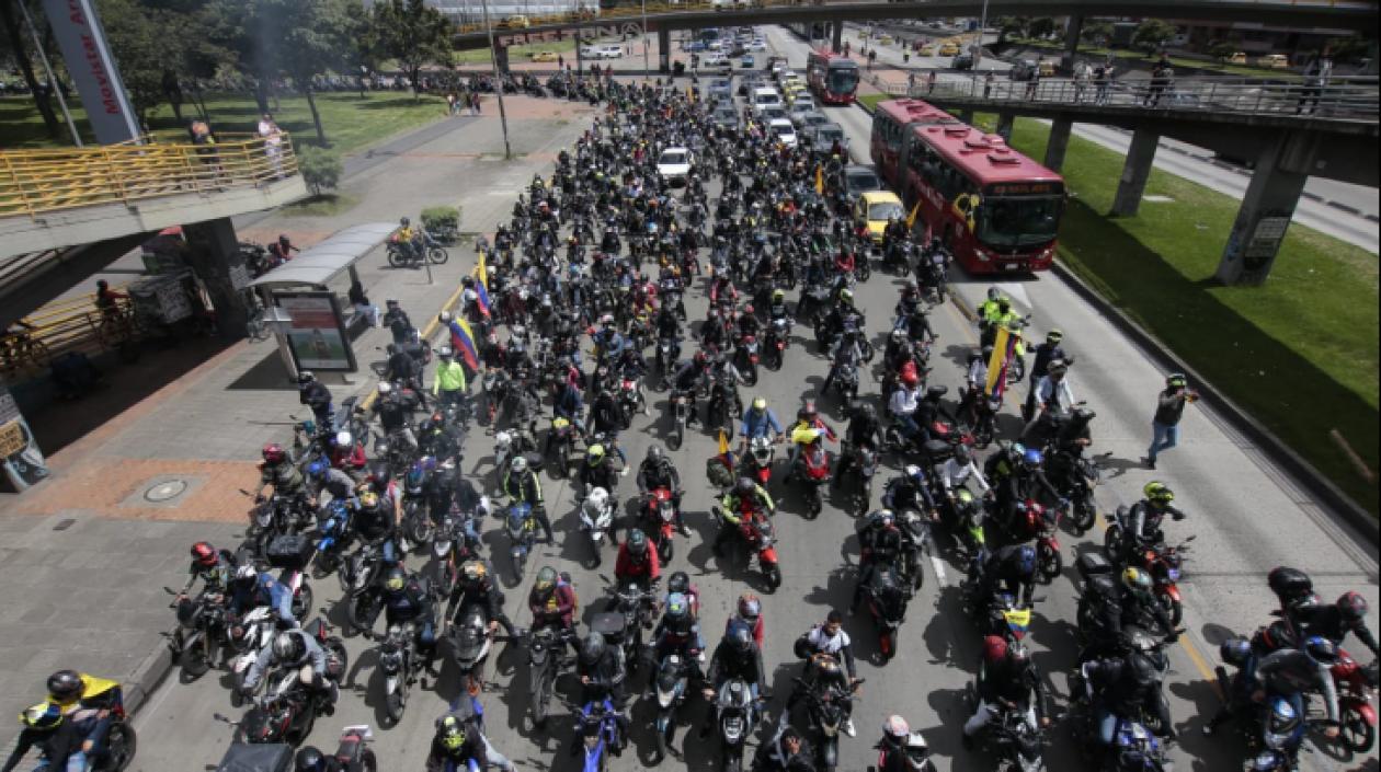 Así avanza la manifestación de moteros en Bogotá.