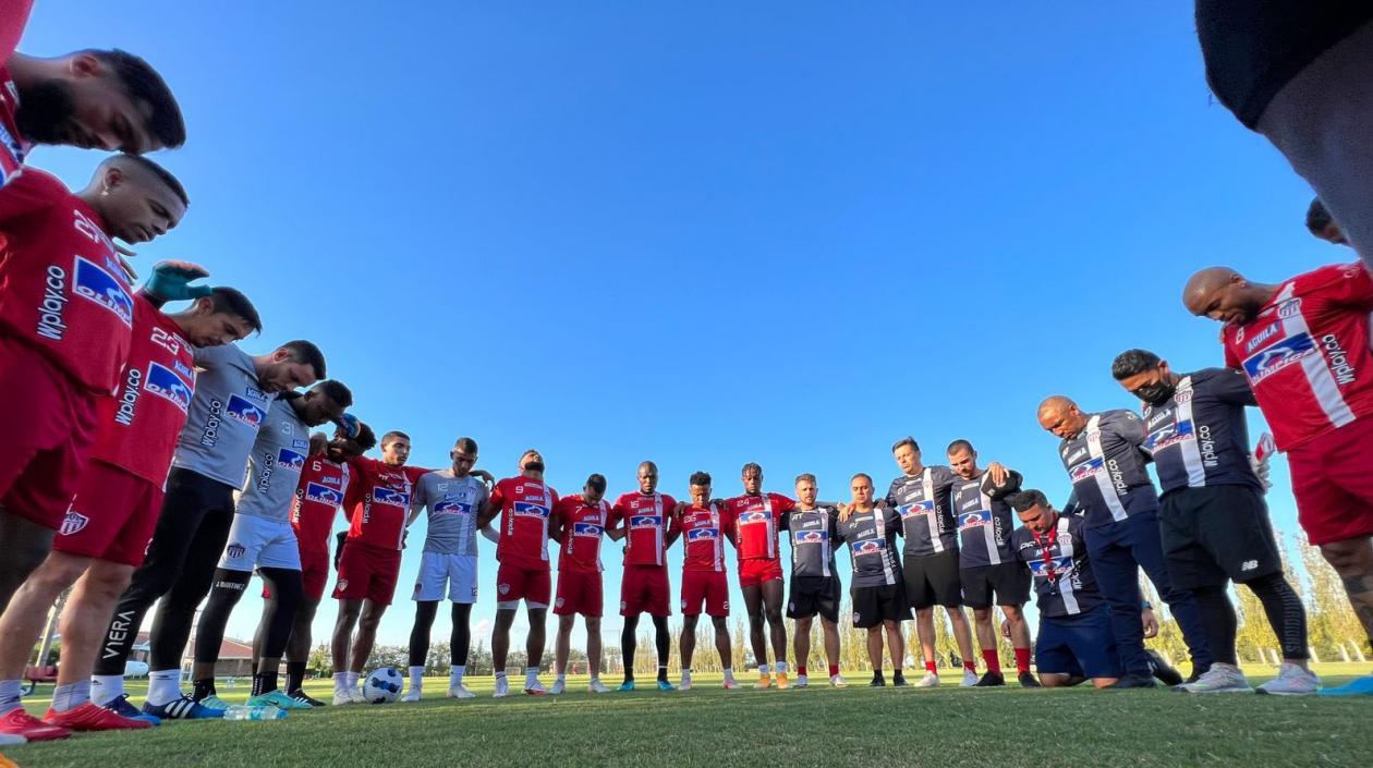 Jugadores de Junior durante el entrenamiento. 