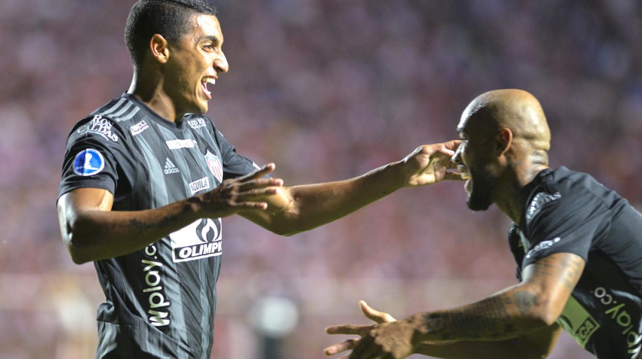 Gabriel Fuentes y Freddy Hinestroza celebrando el gol del empate.