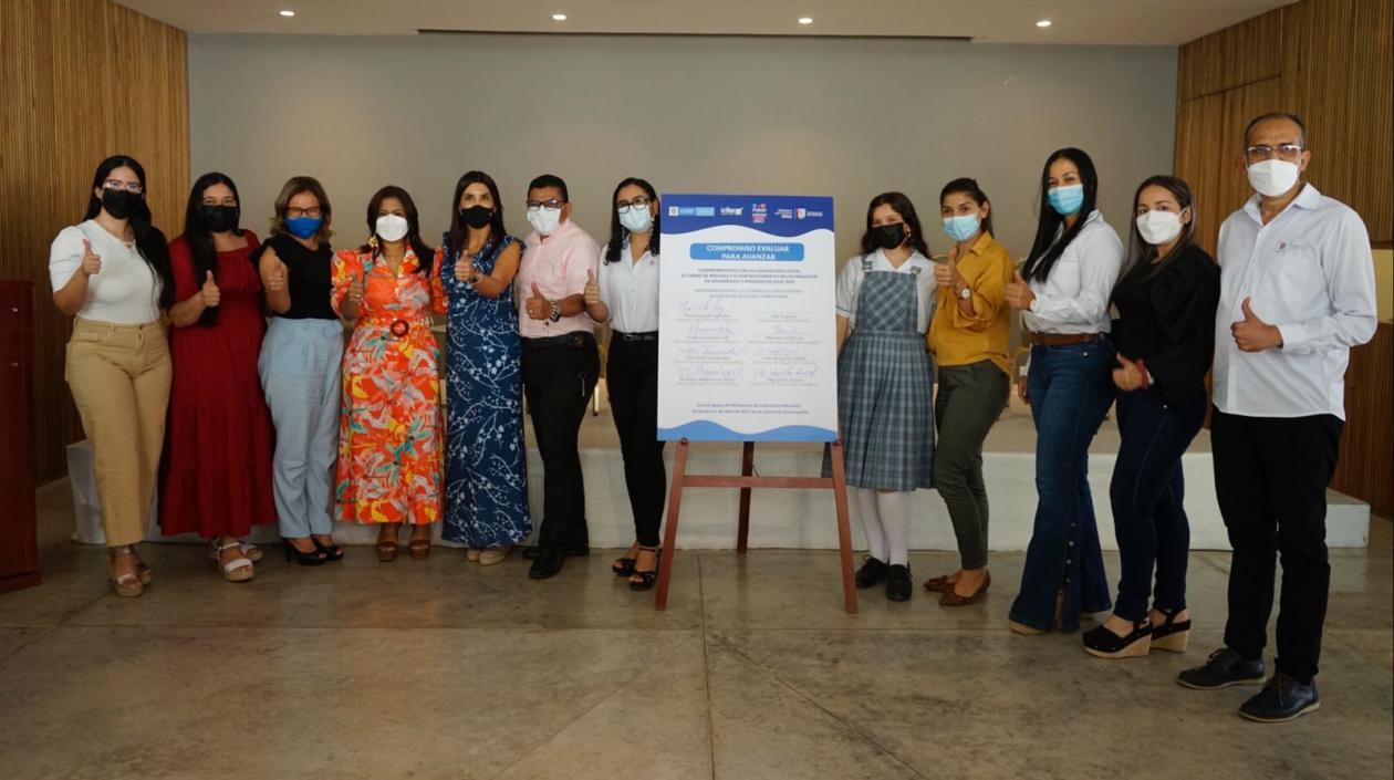 Firma de la estrategia ´Evaluar para avanzar´.