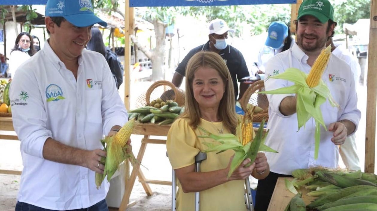 La Gobernadora Elsa Noguera y el Secretario de Desarrollo, Miguel Vergara, presidiendo el acto.