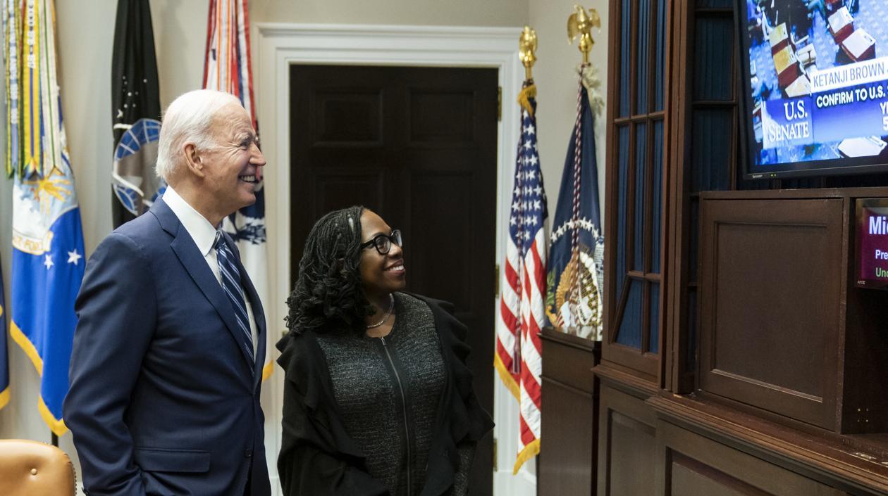 Presidente Biden siguió por televisión la votación en el Senado. A su lado Ketanji Brown Jackson.
