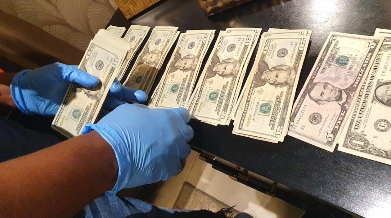 Dinero incautado durante los allanamientos.