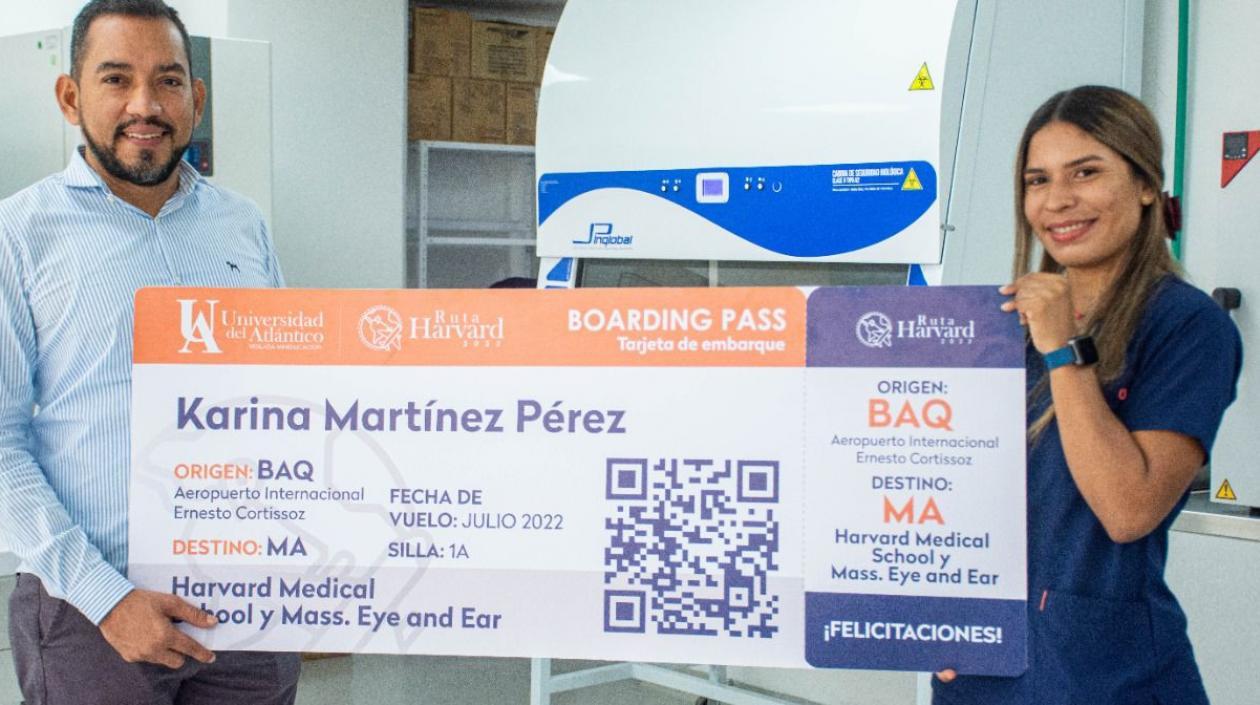 Karina Martínez recibe del rector reconocimiento de “Ruta Harvard”.