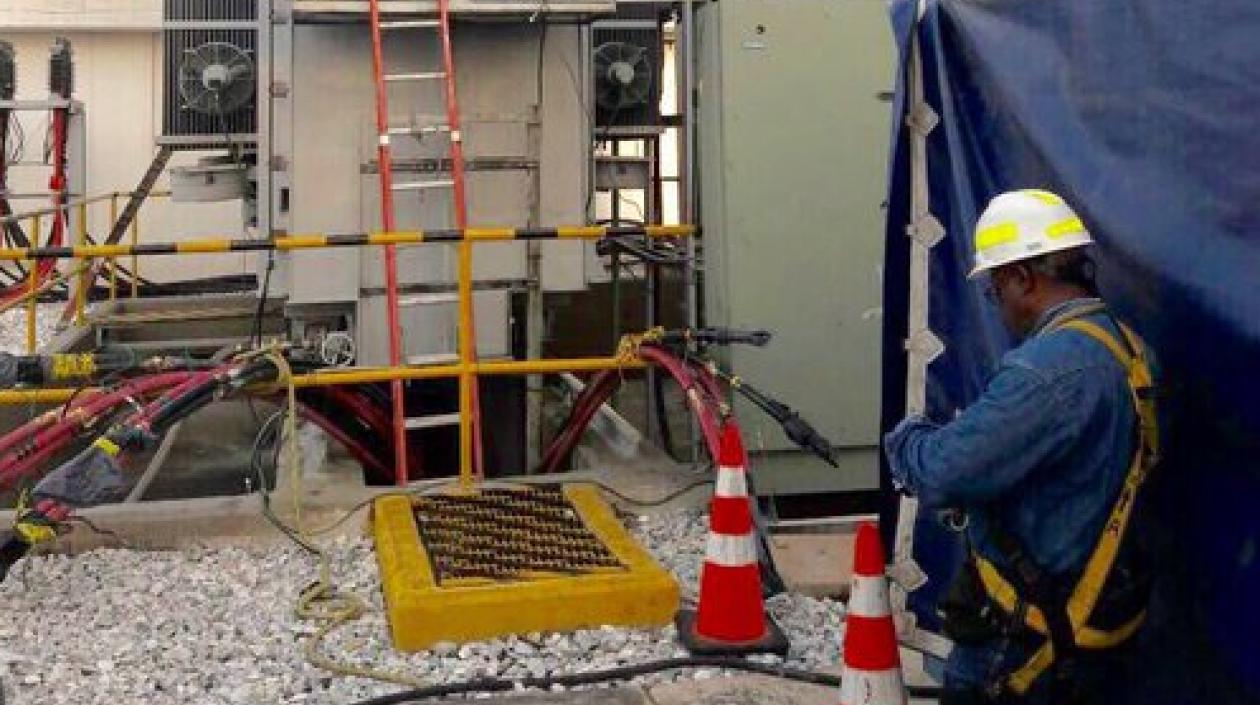 Un operario de Air-e trabaja en una subestación.