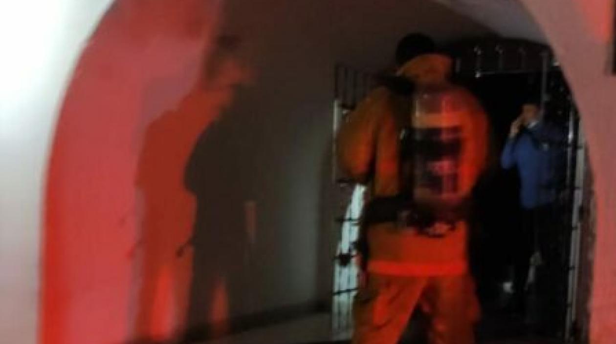 Bomberos atienden la emergencia. 