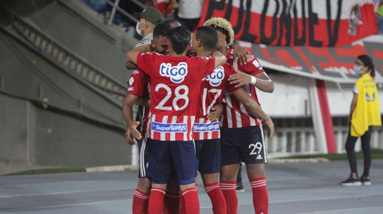 Jugadores de Junior celebran un gol. 
