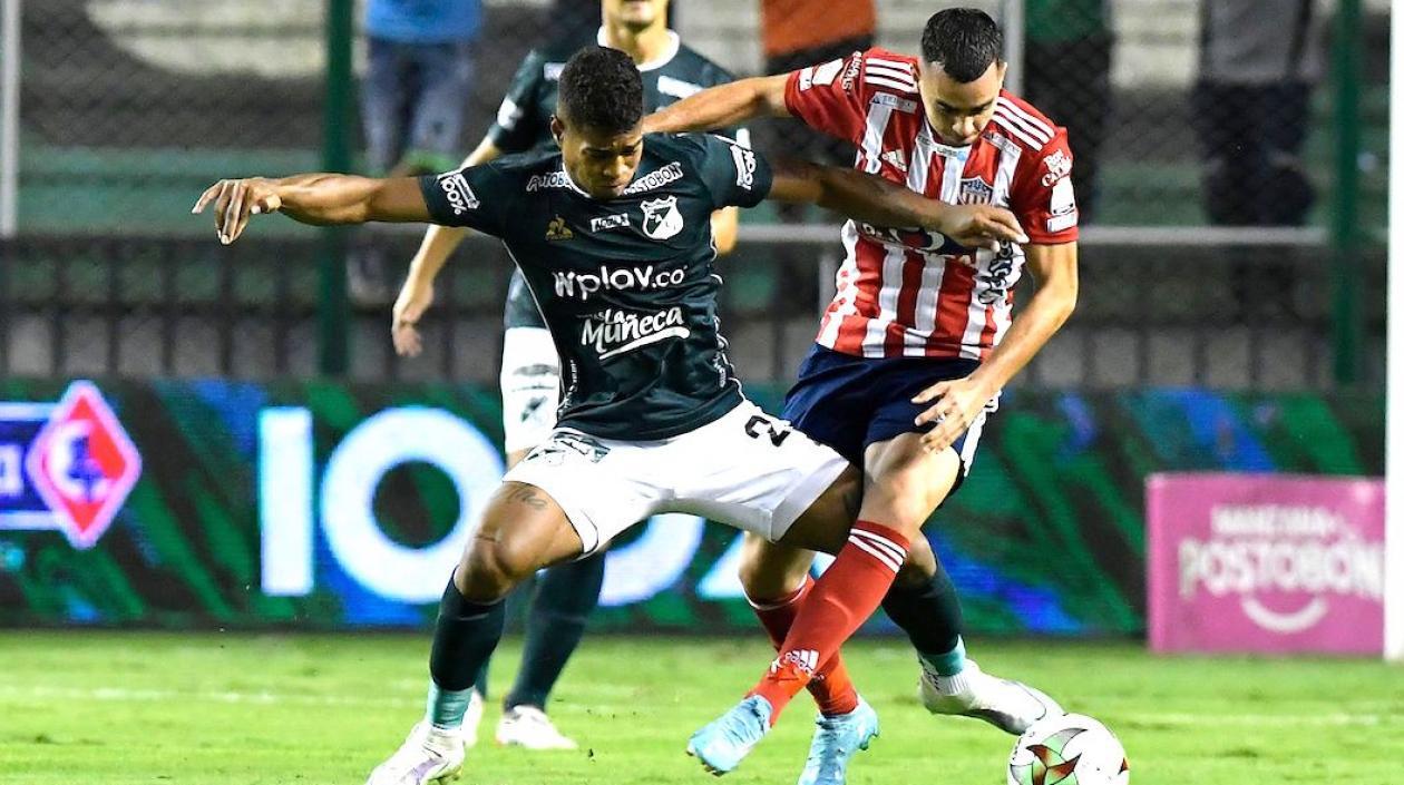 Daniel Giraldo controlando una llegada caleña.