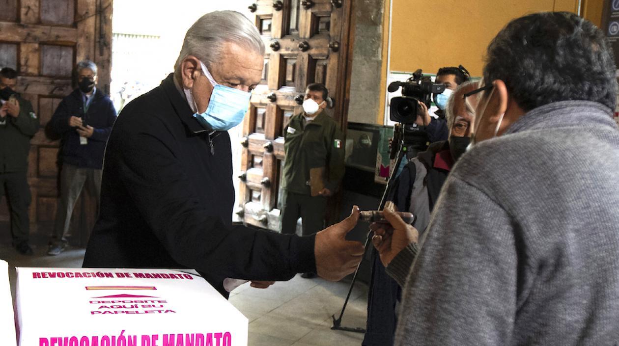 El Presidente Andrés Manuel López Obrador emitiendo su voto.
