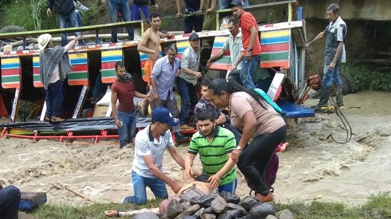Bus accidentado y atención a una de los heridos.