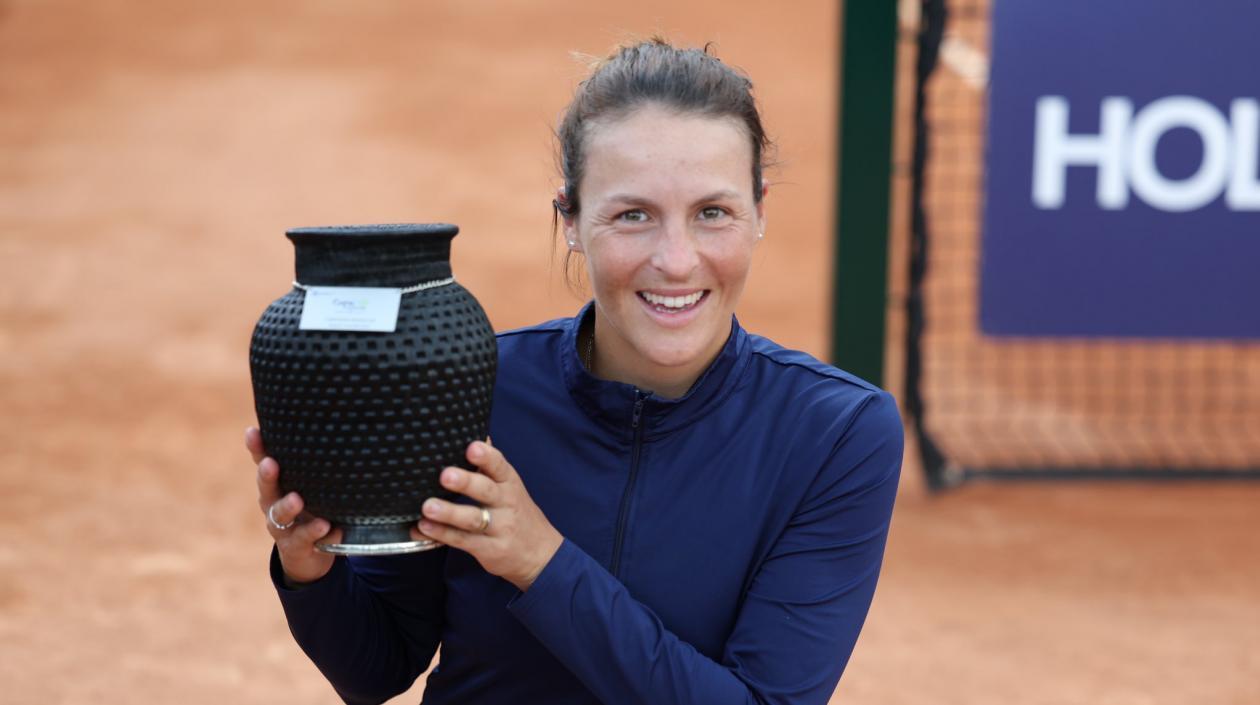 La tenista Tatjana Maria con el trofeo de campeona del WTA de Bogotá. 