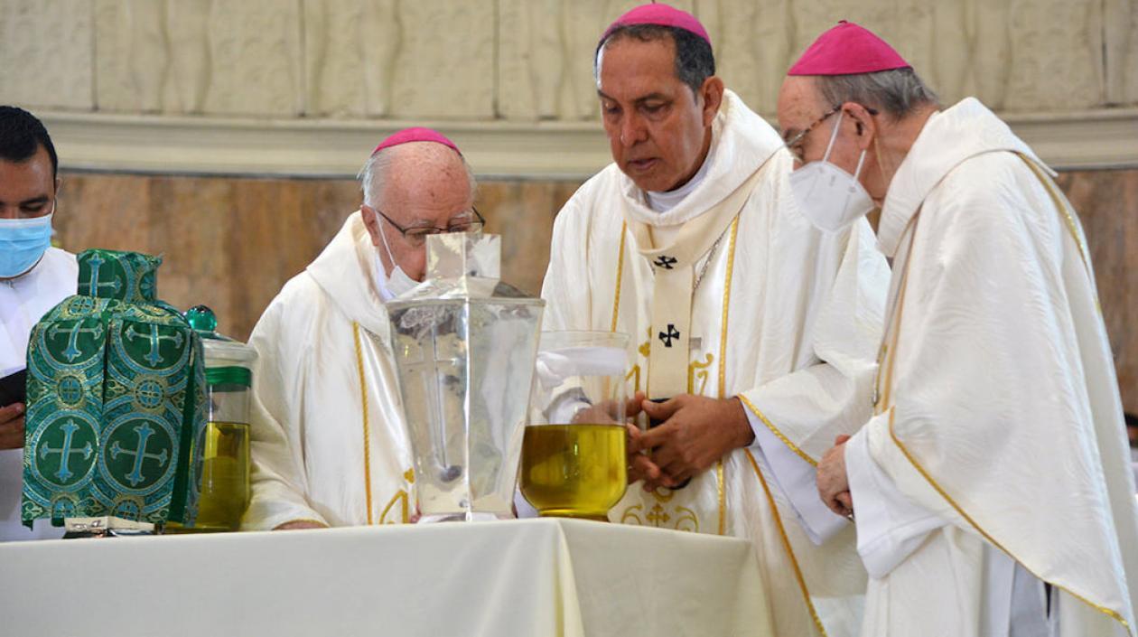 El Arzobispo de Barranquilla, Monseñor Pablo Salas Anteliz, presdiendo la misa con los obispos auxiliares eméritos de Barranquiila, Víctor Tamayo, y de Cartagena, Carlos José Ruiseco.