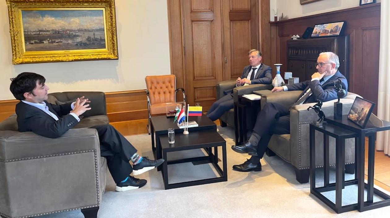 El Alcalde Jaime Pumarejo con las autoridades de Róterdam.