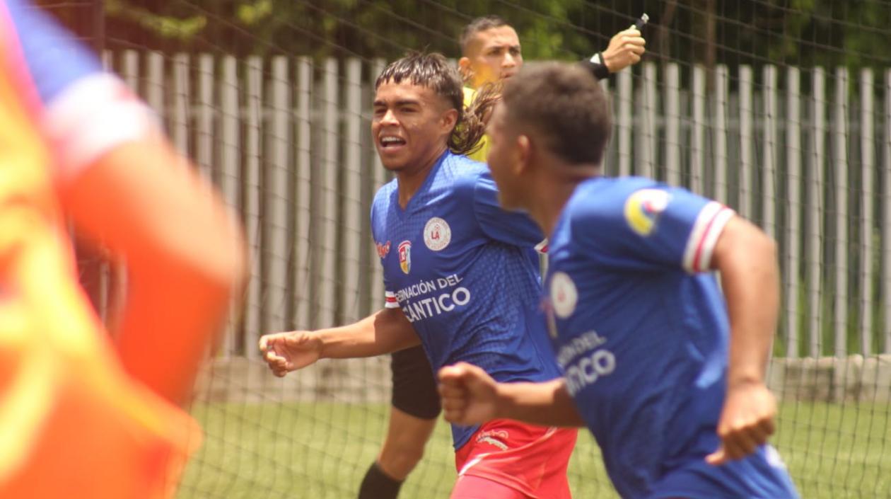 Nelson Cárdenas celebra el gol del triunfo. 