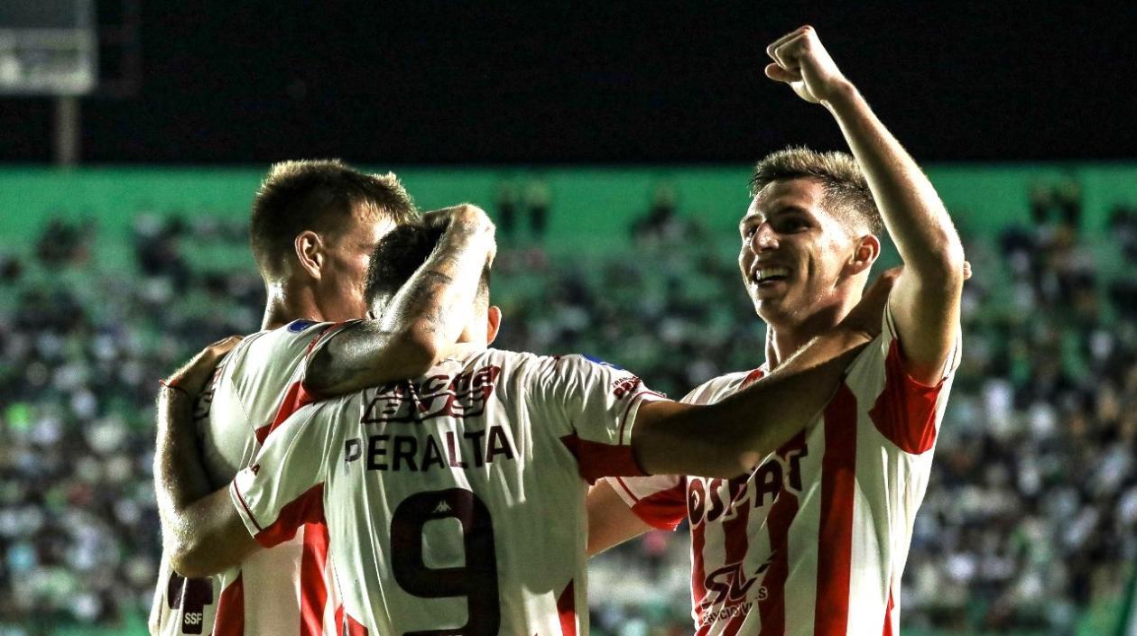 Jugadores de Unión de Santa Fe celebrando en Bolivia.