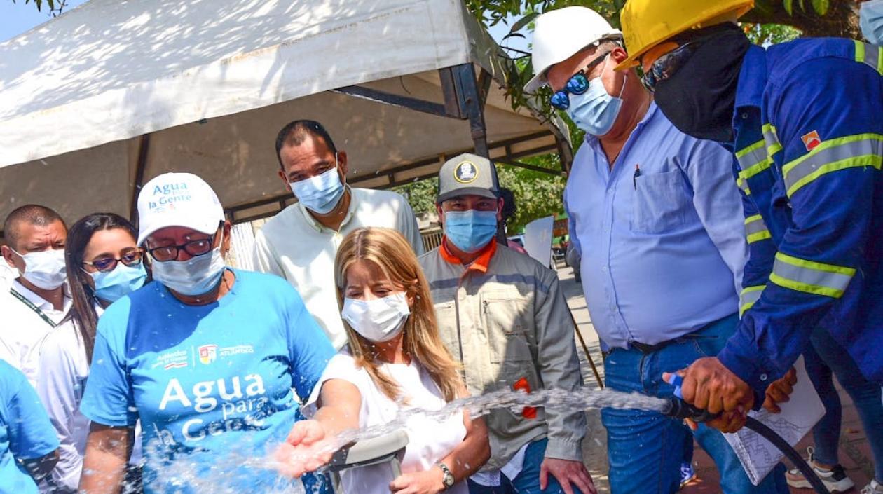 La Gobernadora Elsa Noguera inspeccionando los trabajos.