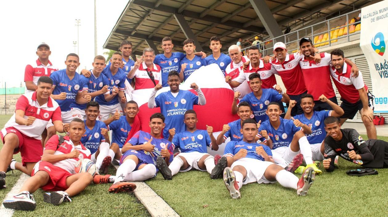 Selección Atlántico sub-15 celebra la clasificación. 