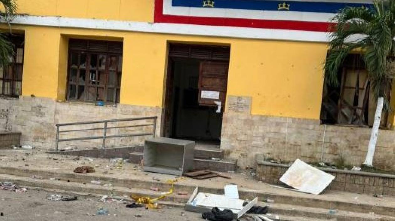 Así quedó el frente de la Alcaldía tras los desmanes en la noche anterior. 